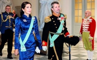 Королева Мария берет на себя обязанности после травмы Маргарет